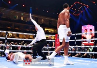 Francis Ngannou thở oxy sau khi bị Anthony Joshua đấm knock-out