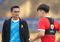 HLV Kiatisuk thua đậm trận đầu tiên ở V.League cùng CAHN