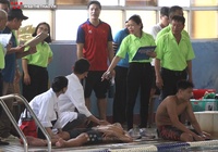 Dùng… bìa carton quạt mát cho VĐV kiệt sức, nhập viện cấp cứu ở giải bơi VĐQG bể 25m
