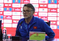 HLV Troussier: “Cầu thủ đừng lo sợ ném biên của Indonesia, Việt Nam vẫn nắm quyền tự quyết”