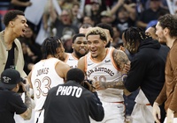 Wembanyama ngồi ngoài, San Antonio Spurs vẫn "bón hành" cho Phoenix Suns