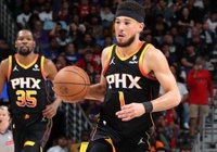 Ba lần ghi 50 điểm trước cùng một đối thủ, Devin Booker dùng kì tích NBA làm quà tặng gia đình