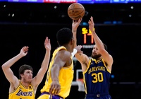 Stephen Curry và Golden State Warriors dội mưa 3 điểm lên LA Lakers: Lời thách thức trước Play-in?