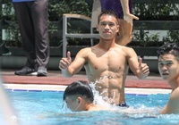 U23 Việt Nam khoe bụng 6 múi, vui đùa bể bơi sau trận đấu với U23 Jordan