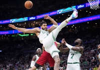 Jayson Tatum té ngã nguy hiểm, suýt phá hỏng chiến thắng mở đầu Playoffs của Boston Celtics