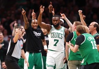 Brown và Tatum thay nhau "clutch", Celtics trừng phạt sai lầm của Pacers để dẫn trước tại CK miền Đông