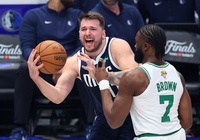 Luka Doncic bị đuổi hiệp 4, Boston Celtics chạm một tay vào cúp vô địch NBA 2024