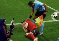 Thêm một hình ảnh xấu xí ở Euro 2024: Các CĐV liên tiếp ném vật thể lạ xuống sân