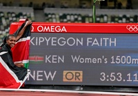 Faith Kipyegon đi vào lịch sử điền kinh Olympic 1 năm sau khi tranh tài cùng Nguyễn Thị Oanh