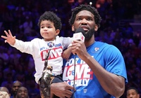 Drama tại NBA: Bị "đụng chạm" đến người thân quá cố, Joel Embiid nổi nóng xô ngã một phóng viên