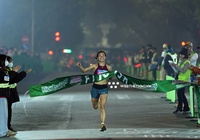 Nguyễn Thị Oanh chạy "vượt thầy" khi đi vào lịch sử giải chạy Vietnam International Half Marathon 2025 powered by Herbalife