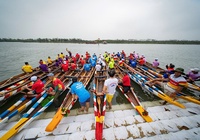 Sôi nổi đua ghe truyền thống chào mừng TP. Huế trở thành trực thuộc Trung ương