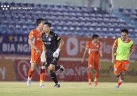 Thủ môn Bùi Tiến Dũng ghi bàn, níu lại cơ hội trụ hạng cho Đà Nẵng