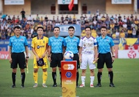 Bi hài trọng tài V.League: Quên cả luật, HLV ngán ngẩm