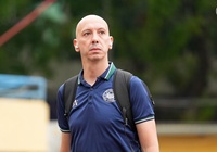 Trợ lý “tai tiếng” của HLV Mano Polking lại gây sốt ở V.League