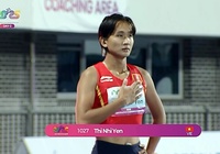 Trần Thị Nhi Yến nhận thưởng nóng cho tấm HCĐ 100m nữ Vô địch điền kinh châu Á