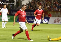 Đẳng cấp Quỷ đỏ đích thực ở Michael Owen phô diễn trên sân Hòa Xuân