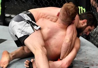 Cựu vương UFC Islam Makhachev đánh đối thủ cầu xin trọng tài dừng trận