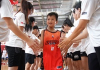 Hàng trăm VĐV nhí “cháy hết mình” với Trương Twins tại VBA Star X Camp 2025
