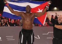  Bị UFC ruồng bỏ, HCĐ Olympic hạ 3 đối thủ ở giải Karate trong một đêm