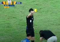 HLV Kim Sang Sik chắp tay lạy trọng tài, trợ lý Indonesia nhận thẻ đỏ vì “chơi bẩn”