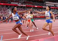 Dàn sao điền kinh siêu hạng giúp Mỹ giành HCV 4x400m nữ Olympic Tokyo