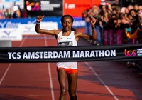 Cô gái Ethiopia lập kỷ lục lần đầu chạy marathon nhanh nhất trong lịch sử