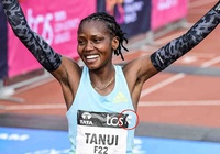 Chuyện xúc động về chiếc nơ trắng trên áo nhà vô địch Amsterdam Marathon