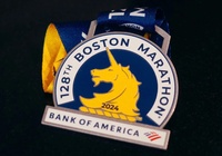 Boston Marathon bị chỉ trích vì để logo nhà tài trợ quá to trên huy chương hoàn thành