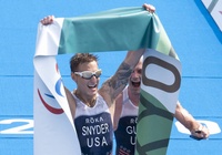Cựu lính hải quân Mỹ bị mù tại Afghanistan giành HCV triathlon Paralympic lịch sử