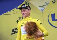 Mathieu van der Poel "xé Áo vàng" cuộc đua xe đạp Tour de France 2025 sau chiến thắng Chặng 2