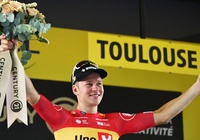 Jonas Abrahamsen thắng chặng 11, khi Tadej Pogacar thoát hiểm sau vụ tai nạn tại cuộc đua xe đạp Tour de France 2025