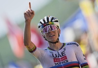 Thắng vang dội tại Pyrenees, đương kim vô địch Tadej Pogacar giành lại Áo vàng cuộc đua xe đạp Tour de France 2025