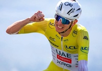 Áo vàng Tadej Pogacar làm nên lịch sử với chiến thắng chặng thứ 4 tại cuộc đua xe đạp Tour de France 2025