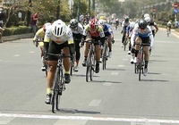 Kết quả đua xe đạp nữ Cúp Biwase ngày 16/3: Tranh giành giải thưởng ở chặng áp chót
