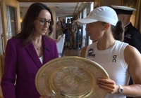 Vì sao Iga Swiatek buộc phải trả lại cúp quần vợt Wimbledon sau khi đánh bại Amanda Anisimova?