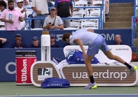 Daniil Medvedev đập vỡ chai nước và ném vợt sau trận thua Corentin Moutet ở giải quần vợt Washington Open