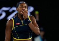 Tennis Australian Open 2024: "Thần đồng" Mỹ Coco Gauff vừa thua liền bị hối thúc tập cú giao bóng