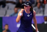 Kết quả tennis 2/11: "Thần đồng" Mỹ thua, số 1 thế giới khởi đầu ấn tượng ở WTA Finals