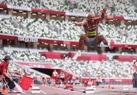 Chàng trai “hệ 10 môn” xuất thần với cú nhảy xa vượt HCĐ Olympic