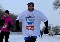Kỷ lục thế giới chạy bán marathon khi mặc… 90 áo phông