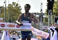 VĐV chạy marathon mất chức vô địch vì… đế giày