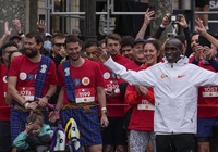 “Vua marathon” Eliud Kipchoge chạy 5km đếm ngược 1000 ngày tới Olympic Paris 2024