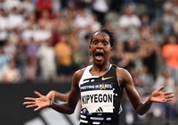 Faith Kipyegon lại phá kỷ lục thế giới chạy 5000m, một tuần sau kỳ tích 1500m