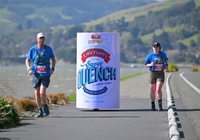 Mặc trang phục hình lon bia nặng 20kg chạy marathon
