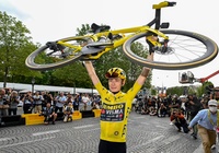 Cua-rơ Đan Mạch Jonas Vingegaard vô địch giải đua xe đạp Tour de France hai năm liên tiếp