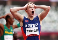“Nam thần Na Uy” Karsten Warholm lập kỷ lục thế giới 400m rào ở Olympic Tokyo