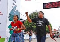 Cô gái “đứng bục” giải siêu marathon đường mòn, chạy 100km với dép mỏng tự chế