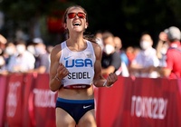 Cô gái rạn xương vai vì vấp chó khi tập chạy, giành HCĐ marathon nữ Olympic Tokyo