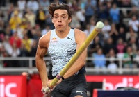 Mondo Duplantis nâng mốc kỷ lục thế giới nhảy sào ngoài trời lên 6m16